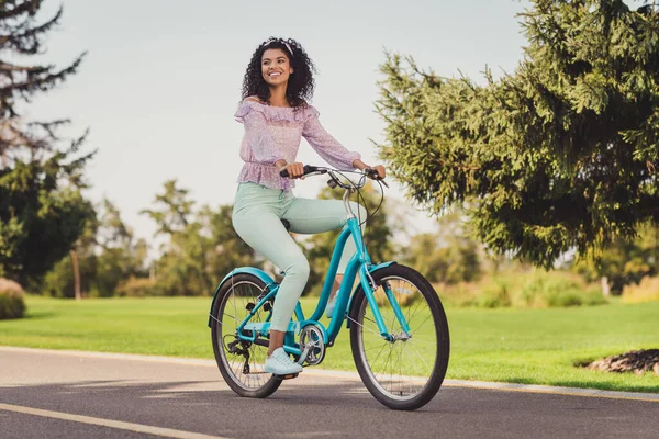Foto de perfil de tamaño completo de una persona bastante positiva de piel oscura conduciendo bicicleta turismo tiempo libre al aire libre —  Fotos de Stock