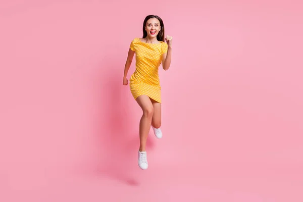 Teljes méretű fotó vonzó fiatal őrült nő ugrás levegő fuss gyors eladó elszigetelt pasztell ragyog rózsaszín szín háttér — Stock Fotó