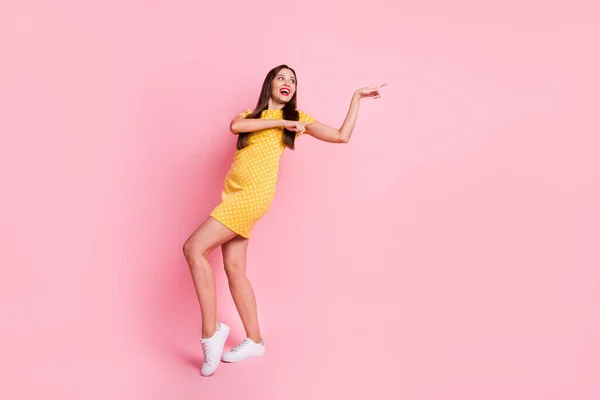 Foto lateral de perfil de tamaño completo de punto de mujer atractiva feliz espacio vacío mirar hacia atrás aislado en el fondo de color rosa — Foto de Stock