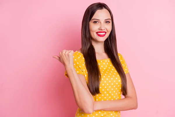 Foto de la joven atractiva feliz punto pulgar espacio vacío anuncio aislado en pastel brillo color rosa fondo —  Fotos de Stock