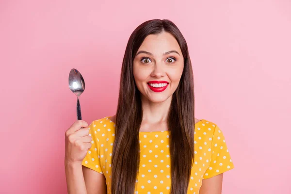 Foto van gekke aantrekkelijke jonge vrouw houden lepel hongerig dessert geïsoleerd op pastel glans roze kleur achtergrond — Stockfoto