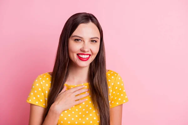 Foto de jovem atraente menina feliz sorriso positivo desfrutar humor rir isolado sobre cor rosa fundo — Fotografia de Stock