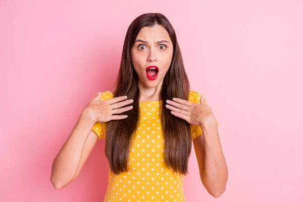 Foto der jungen Frau erstaunt schockiert überrascht unglücklich verärgert Nachrichten gefälschte Neuheit isoliert über rosa Farbhintergrund — Stockfoto