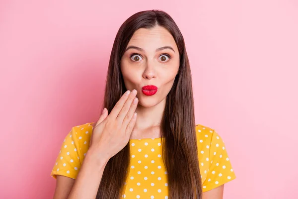 Foto van jonge vrouw verbaasd geschokt verrast nieuws roddel geheim pruilde lippen geïsoleerd over roze kleur achtergrond — Stockfoto