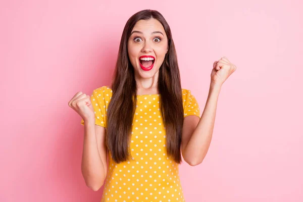 Foto de jovem menina surpreso animado sorriso feliz vitória vitória objetivo realização isolada sobre cor de fundo rosa — Fotografia de Stock