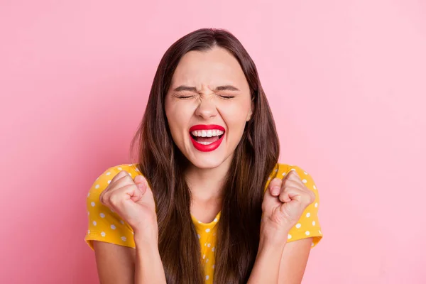 Foto von jungen aufgeregten verrückten Mädchen glücklich lächeln freuen Sieg Erfolg isoliert über Pastellfarbe Hintergrund — Stockfoto