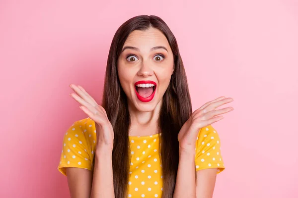 Foto de chica atractiva joven sonrisa feliz sorprendido emocionado noticias impactadas venta descuento grito aislado sobre fondo de color rosa — Foto de Stock