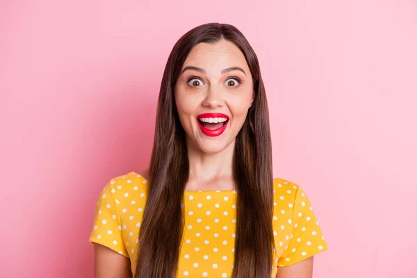 Foto von jungen attraktiven Mädchen glücklich positives Lächeln erstaunt schockiert überrascht News Gerüchte Verkauf isoliert über Pastellfarbe Hintergrund — Stockfoto