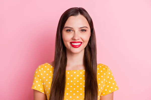 Fénykép a fiatal szép hölgy boldog pozitív mosoly vidám jó hangulat elszigetelt rózsaszín szín háttér — Stock Fotó