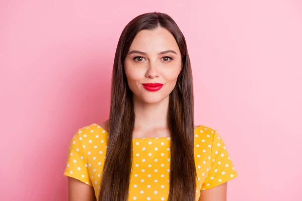 Foto av ung attraktiv kvinna glad positiv säker framgångsrik isolerad över pastell färg bakgrund — Stockfoto