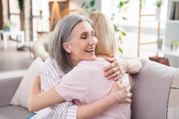 幸せな魅力的な陽気な若い女性と老婦人抱擁愛家族室内の家の中の写真 — ストック写真