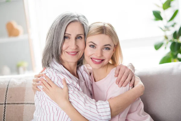 Foto de cariñosa encantadora agradable mujeres familia abrazo cuidado alegre buen humor sonrisa en el interior de la casa casa —  Fotos de Stock