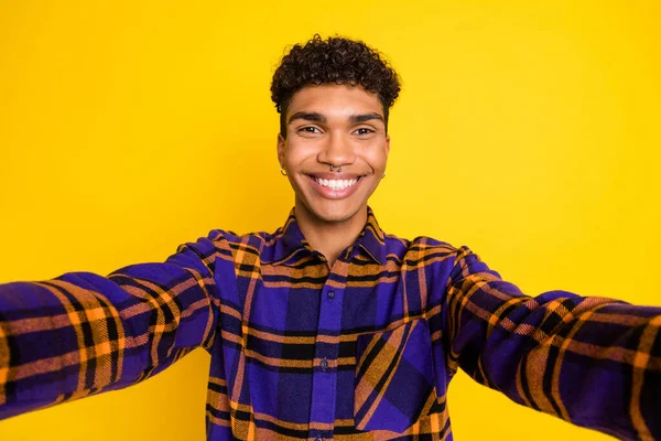 Foto porträtt av ung man ler glad glad ta selfie isolerad levande gul färg bakgrund — Stockfoto