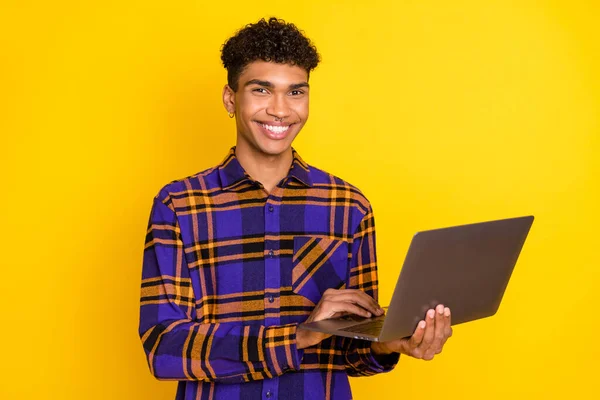 Foto portrét mladého muže pracující na počítači dělá projekt izolované živé žluté pozadí — Stock fotografie