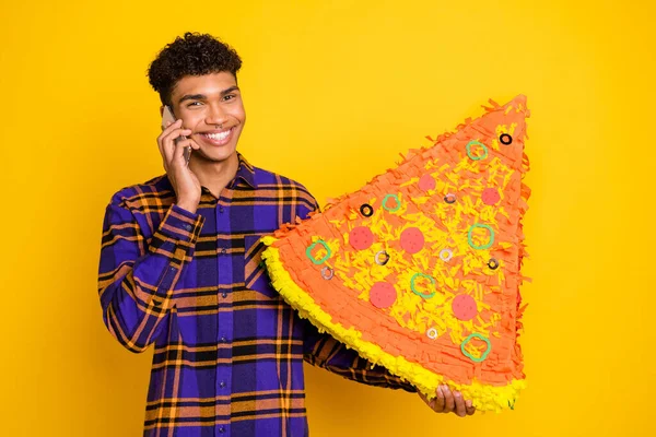 Retrato fotográfico del hombre hablando por teléfono móvil llamando a la entrega de pizza manteniendo el collage de papel aislado sobre un fondo de color amarillo vivo —  Fotos de Stock