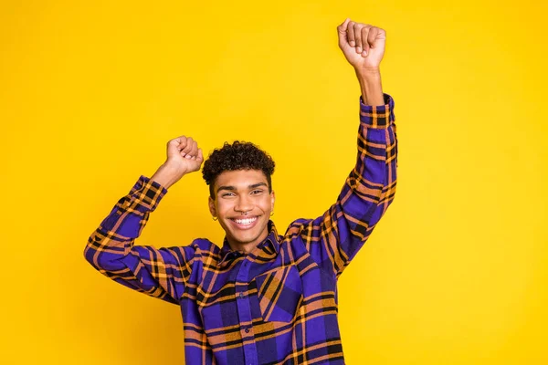 Foto de jovem animado afro homem feliz sorriso positivo se divertir dança isolada sobre fundo de cor amarela — Fotografia de Stock