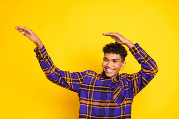 Foto retrato de cara bonito sorrindo olhando espaço vazio dançando relaxante isolado no fundo de cor amarelo brilhante — Fotografia de Stock