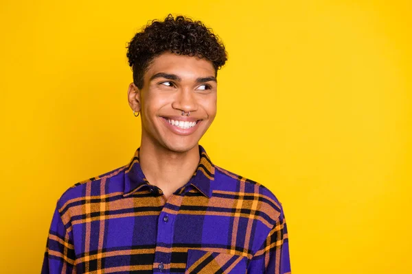 Foto retrato de chico guapo con traje de cuadros buscando espacio vacío aislado en el fondo de color amarillo vibrante —  Fotos de Stock