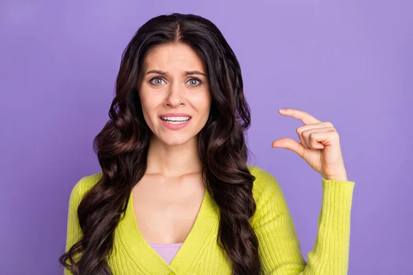 Foto portret van teleurgesteld misverstand brunette ongelukkig met weinig bedrag geïsoleerd op pastel paarse kleur achtergrond — Stockfoto