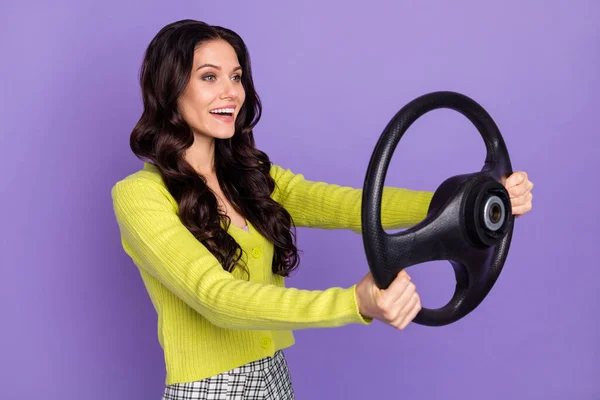 Profilo laterale foto ritratto di donna bruna mantenere volante guida auto isolato su sfondo di colore viola pastello — Foto Stock