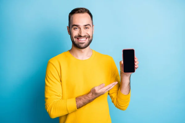 Foto portret van de mens toont scherm smartphone lege ruimte glimlachen geïsoleerd op felblauwe kleur achtergrond — Stockfoto