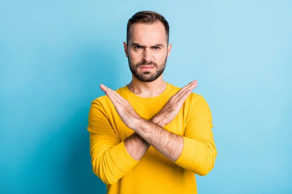 Fénykép a fiatal jóképű, komoly boldogtalan férfi sárga pulóver nem mutatja jel keresztbe kezét elszigetelt kék színű háttér — Stock Fotó