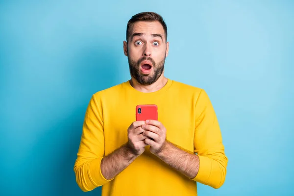 Photo portrait of shocked student staring keeping mobile phone opened mouth hater dislike isolated on bright blue color background — 图库照片