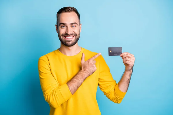 Foto portret van student wijzend vinger plastic bankkaart aanbevelen geïsoleerd op felblauwe kleur achtergrond — Stockfoto