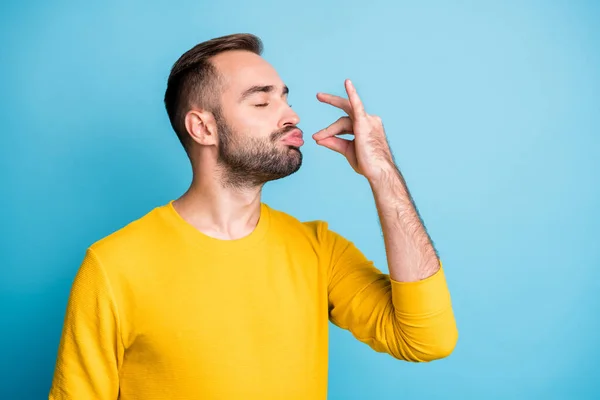 Foto retrato de tipo con los labios enfurecidos mostrando signo gourmet con los dedos sabroso delicioso aislado en el fondo de color azul vibrante — Foto de Stock