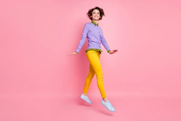 Повна довжина профілю фотографія смішної леді стрибати високо вгору кросівки светр штани кросівки ізольовані рожевий колір фону — стокове фото