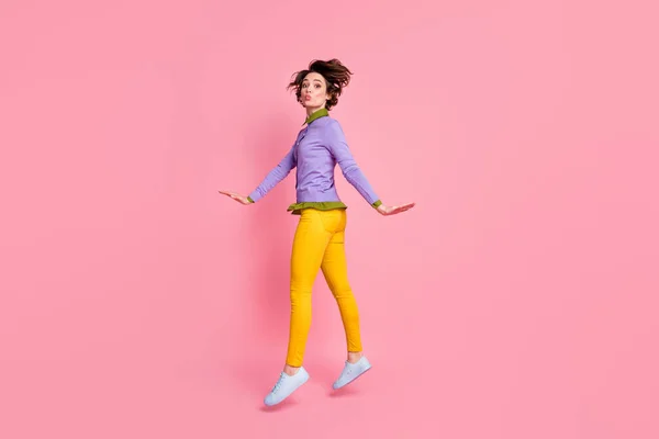 Pleine longueur photo de profil de dame drôle sauter jusqu'à envoyer des baisers d'air porter pantalon de pull chaussures isolé fond de couleur rose — Photo