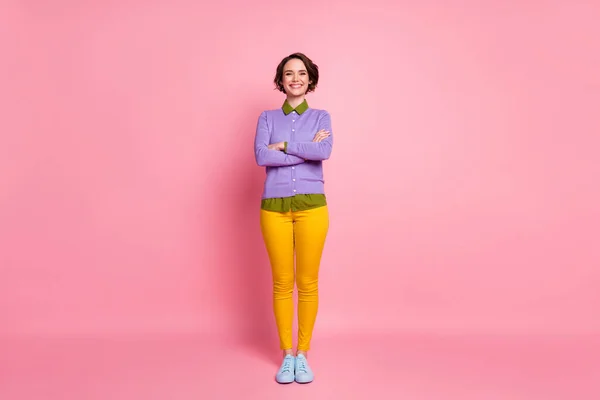 Full längd foto av attraktiv dam gott humör armar korsade slitage tröja byxor sneakers isolerad rosa färg bakgrund — Stockfoto