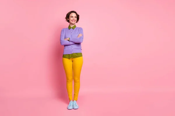 Full längd foto av attraktiv dam armar korsade utseende sida tomt utrymme slitage tröja byxor sneakers isolerad rosa färg bakgrund — Stockfoto