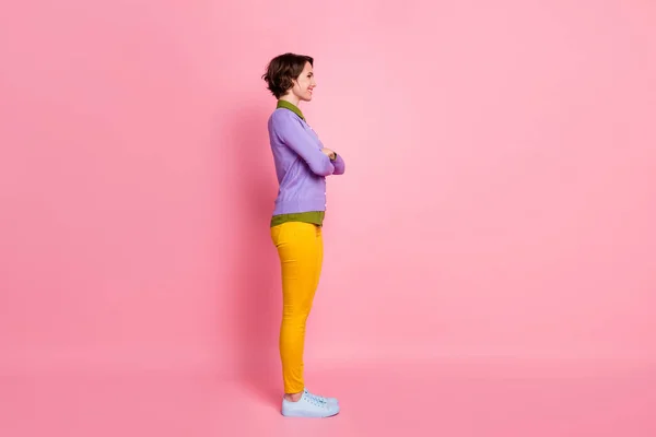 Фотографія профілю повного розміру привабливих жіночих рук, що перетнули впевнений студентський одяг штани-джакузі кросівки ізольований рожевий кольоровий фон — стокове фото