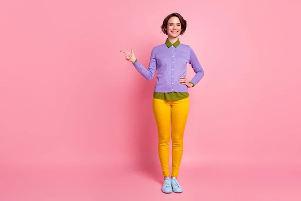 Lunghezza completa foto di attraente signora dito diretto spazio vuoto usura maglione pantaloni scarpe da ginnastica isolato colore rosa sfondo — Foto Stock