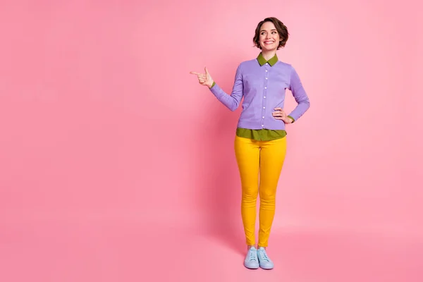 Full size foto di attraente signora dito diretto vuoto spazio novità usura maglione pantaloni scarpe isolato colore rosa sfondo — Foto Stock
