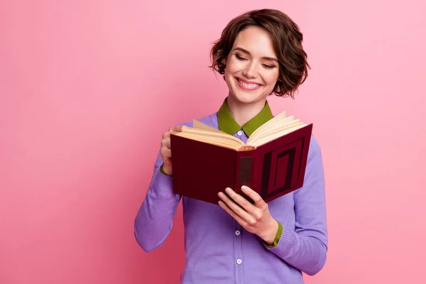 Foto der charmanten Dame lesen Geschichte über wahre Liebe Literatur tragen lila Pullover isoliert rosa Farbe Hintergrund — Stockfoto