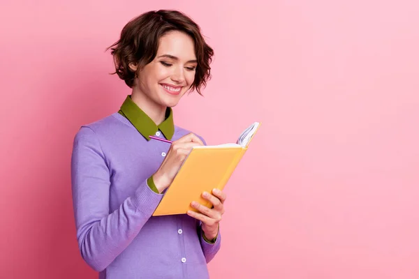 Foto de la señora bonita mantenga planificador de libros en primer lugar escribir notas usar jersey púrpura aislado color rosa fondo —  Fotos de Stock