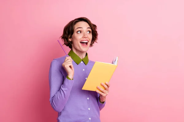 Fotografie legrační dáma držet organizátor myšlení esej dostal kreativní nápad nosit fialový jumper izolované růžové barvy pozadí — Stock fotografie