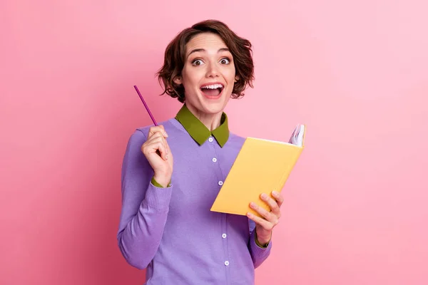 Foto di divertente signora tenere diario riflettere su compiti a casa saggio usura viola maglione isolato colore rosa sfondo — Foto Stock