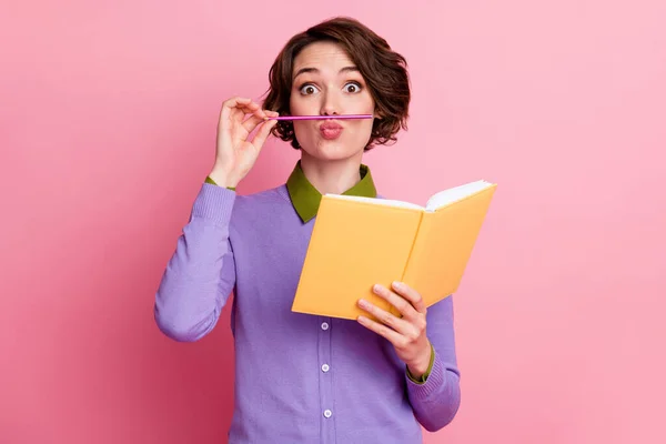 Foto de senhora engraçada segurar diário jogando com lápis fazer bigode usar roxo jumper isolado cor rosa fundo — Fotografia de Stock