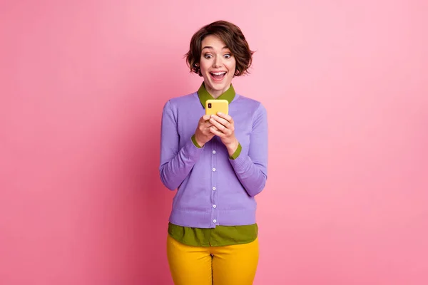 Foto de senhora muito chocado segurar telefone desgaste roxo jumper calças isolado cor-de-rosa fundo — Fotografia de Stock