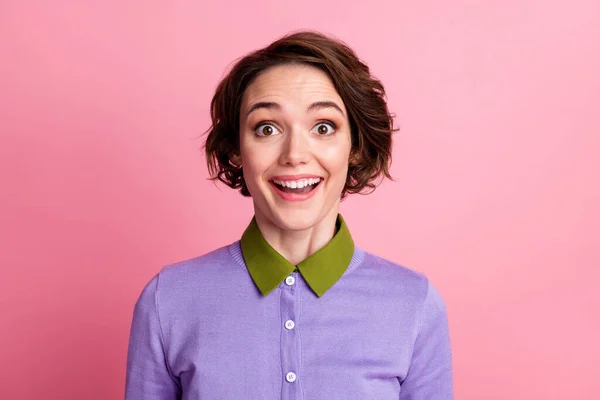 Retrato de menina surpreendida gritar wow omg desgaste roupa isolada sobre cor rosa fundo — Fotografia de Stock