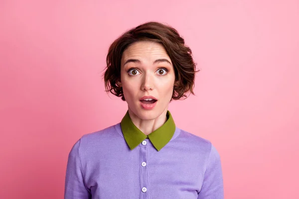 Portret van verbaasd meisje open mond slijtage outfit geïsoleerd over roze kleur achtergrond — Stockfoto