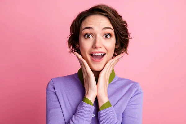 Foto de chica asombrada toque manos cara desgaste camisa violeta aislado sobre fondo de color pastel — Foto de Stock