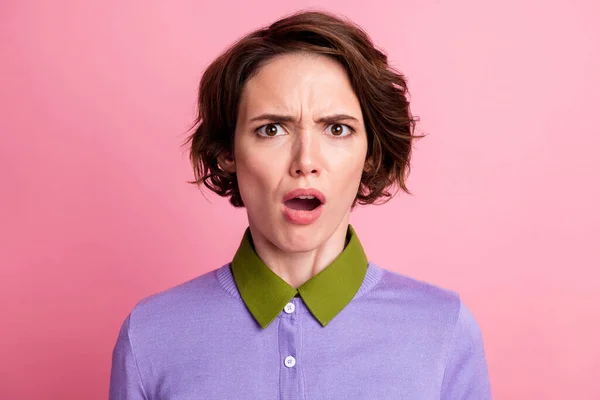 Portrait of shocked astonished girl fake news wear purple clothes isolated over pink color background — Stock Photo, Image