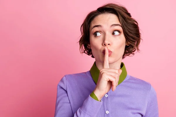 Foto de menina surpreendida olhar copyspace segredo colocar os lábios do dedo usar roupa violeta isolado pastel cor fundo — Fotografia de Stock
