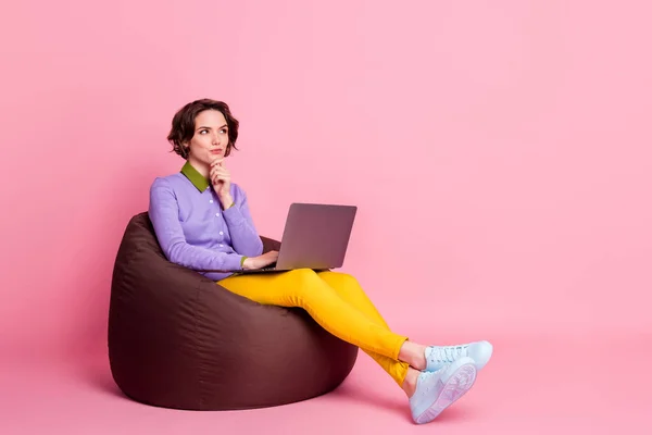 Volledige lengte profiel zijkant foto van pensive baas zitten boon stoel werk laptop slijtage broek geïsoleerde pastel kleur achtergrond — Stockfoto