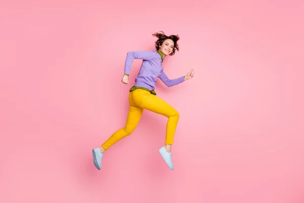 Largura completa perfil lado foto de niña salto correr suerte descuentos desgaste púrpura ropa aislado pastel color fondo —  Fotos de Stock