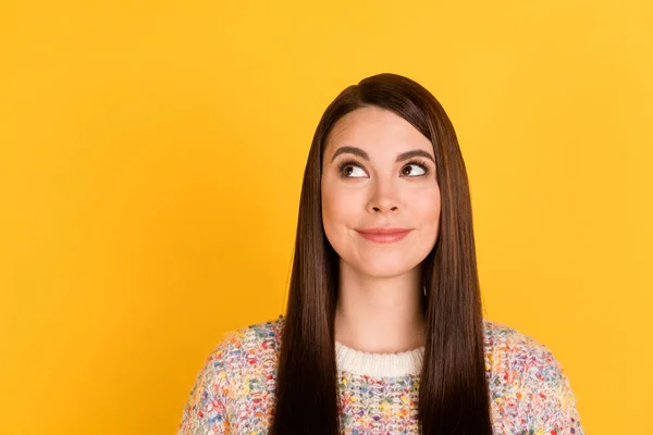 Foto van charmante aantrekkelijke mooie dame blik lege ruimte droom geïsoleerd op gele kleur achtergrond — Stockfoto